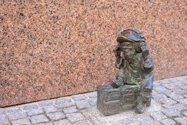 WROCLAW, POLAND - JUNE 17: Wroclaw Dwarf. The small figurines in the streets of town. Tourist attraction. Sight-seeing - "Hunting for dwarfs". 350 gnome sculptures around the city. — Stock Photo, Image