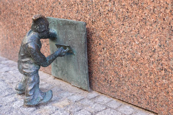 WROCLAW, POLOGNE - 17 JUIN : Statue en bronze nain d'ouvrier de rue de Wroclaw . — Photo