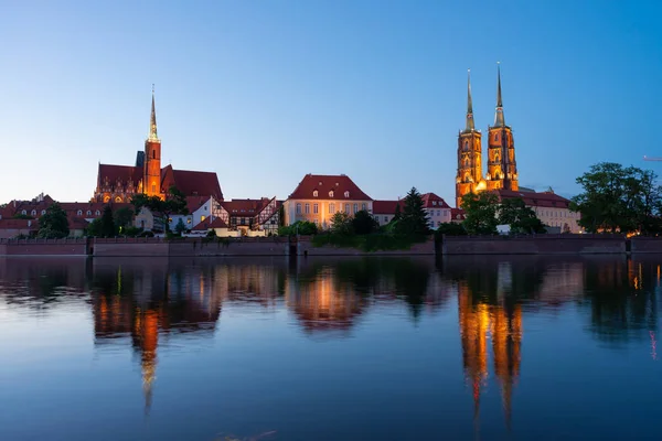 Zwiedzanie Polski. Krajobraz Wrocławia, piękny widok nocny. Widok na wyspę Tumski i katedrę św. Jana Chrzciciela, kościół Matki Bożej nad Piaskiem, Odra. — Zdjęcie stockowe