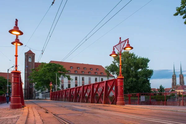 Jembatan Pasir Piaskowy pagi-pagi sekali di atas sungai Odra, Wroclaw, Polandia . — Stok Foto