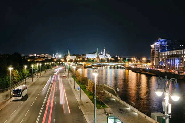 Moskova, Rusya - Ağustos 2019: Moskova Kremlin ve Moskova Nehri üzerinden gece köprü — Stok fotoğraf