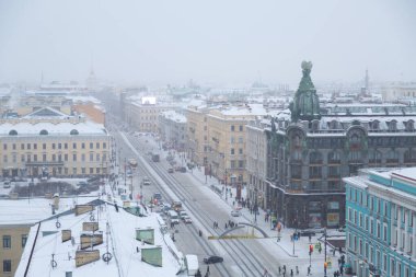 St. Petersburg, Rusya - Ocak 2019: St. Petersburg 'da karlı hava, Noel şehri, kar yağışı, Nevsky Prospect, Zinger House' daki Duma Kulesi manzarası.
