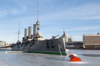 St. Petersburg, Rusya - Şubat 2019: Şehrin kış manzarası. Liman bölgesi ünlü kruvazör Aurora 'dır.