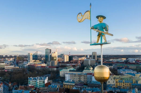 TALLINN, ESTONIA, FEBRUARY 2020: Eski şehir, Tallinn, Estonya. Belediye binasının kulesinde rüzgar gülü var. İnsansız hava aracının hava görüntüsü..