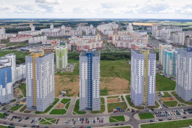 MINSK, BELARUS - Temmuz 2019: Belarus, Minsk 'in başkentinde yeni yerleşim alanları.