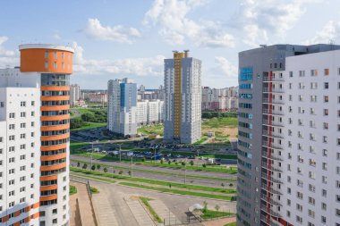 MINSK, BELARUS - Temmuz 2019: Belarus, Minsk 'in başkentinde yeni yerleşim alanları.