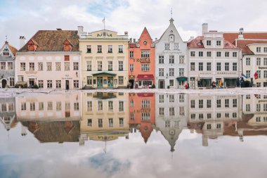 TALLINN, ESTONIA, FEBRUARY 2020: Estonya 'nın Tallin kentindeki belediye binası meydanı suya yansıdı.