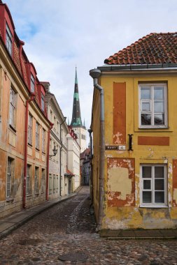 TALLINN, ESTONIA, FEBRUARY 2020: Tallinn 'in eski ortaçağ sokakları, Baltık turizm merkezi.