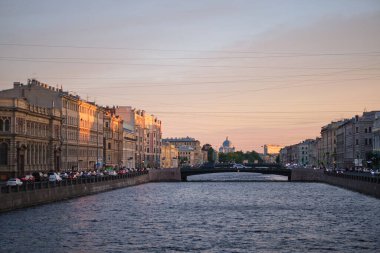 St. Petersburg 'un merkezindeki Fontanka Kanalı' nın muhteşem manzarası 2019 Mayısı 'nda. Turistik bir yer. Beyaz geceler.