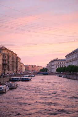 St. Peter, Rusya - Mayıs 2019: St. Petersburg 'un merkezindeki Moyka Kanalı' nın muhteşem manzarası. Turistik bir yer. Göz kamaştırıcı gün batımı, beyaz geceler.