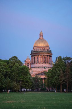St. Petersburg 'da. - Rusya. Petersburg 'da sis var. Neva Nehri 'ndeki St. Isaac Katedrali. Petersburg Müzeleri. Rusya 'nın mimarisi. St. Petersburg posteri..
