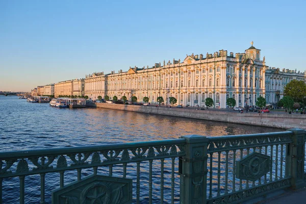 Pałac Zimowy Molo Nabrzeżu Pałacu Jasny Dzień Lecie Sankt Petersburgu — Zdjęcie stockowe