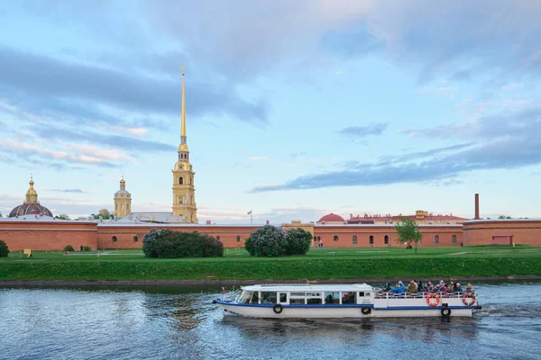 Петербург Россия Май 2019 Туристические Круизные Лодки Невском Канале Перед — стоковое фото