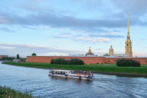 Петербург Россия Май 2019 Туристические Круизные Лодки Невском Канале Перед — стоковое фото