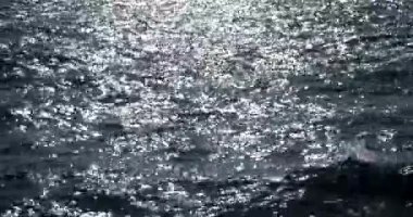 Köpüklü taze dalgalı deniz suyu Shining güneşli bir yaz olduğunu.