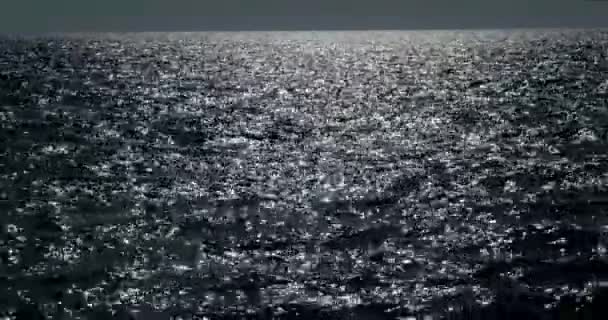 L'acqua fresca frizzante del mare ondulato splende su un'estate esposta al sole — Video Stock