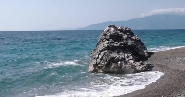 Vista delle onde arrotolate sulla linea costiera del mare con enorme roccia — Video Stock