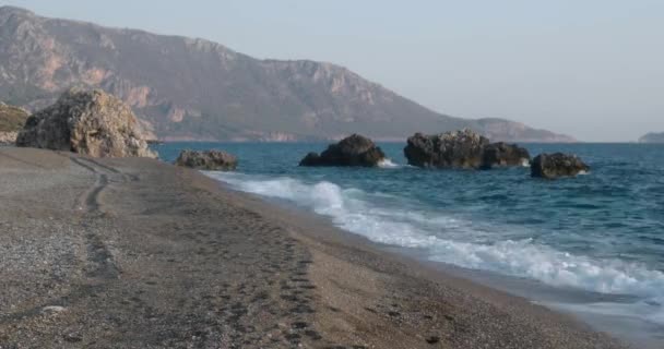 Vista de las olas rodadas en la línea de la costa del mar con enorme lapso de tiempo de roca — Vídeos de Stock