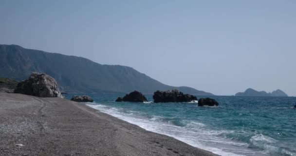 Vista de las olas rodadas en la línea de la costa del mar con enormes rocas — Vídeos de Stock