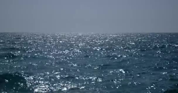 Brillante agua de mar fresca ondulada está brillando en un verano soleado — Vídeos de Stock