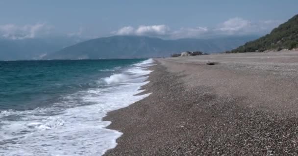 Weergave van golven op zee kustlijn met reusachtige rotsen gerold — Stockvideo