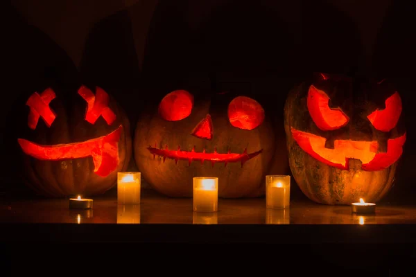 Halloween pumpkins korkutucu yüz ve yanan mum ile 