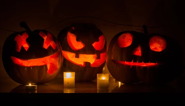 Halloween pumpkins korkutucu yüz ve yanan mum ile 