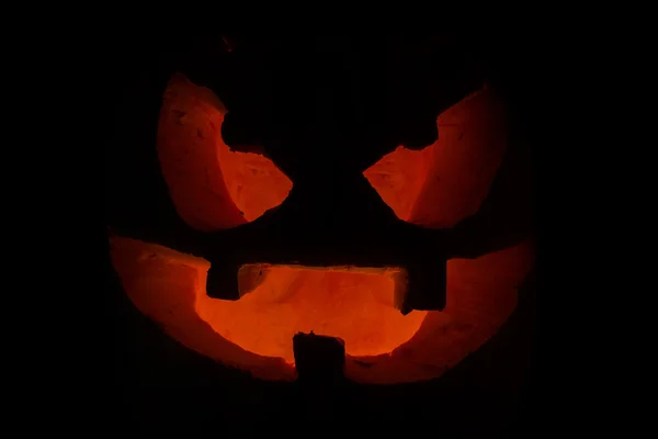 Halloween gruselig Gesicht Kürbis auf schwarzem Hintergrund — Stockfoto