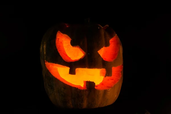 Siyah arka plan üzerinde Halloween korkunç yüzünü kabak — Stok fotoğraf