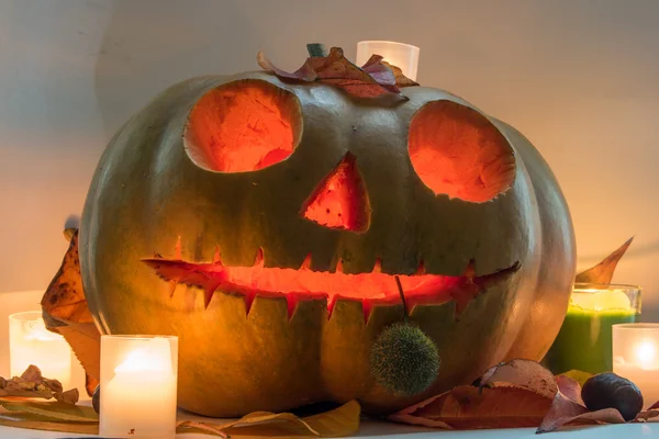 Cadılar Bayramı korkutucu yüz balkabağı beyaz arka plan üzerinde