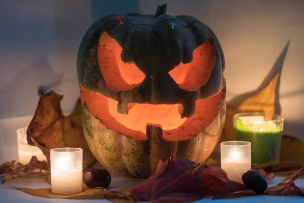 Cadılar Bayramı korkutucu yüz balkabağı beyaz arka plan üzerinde