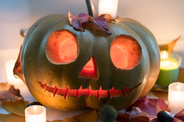 Cadılar Bayramı korkutucu yüz balkabağı beyaz arka plan üzerinde