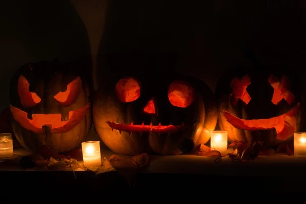Halloween pumpkins korkutucu yüz ve yanan mum ile — Stok fotoğraf