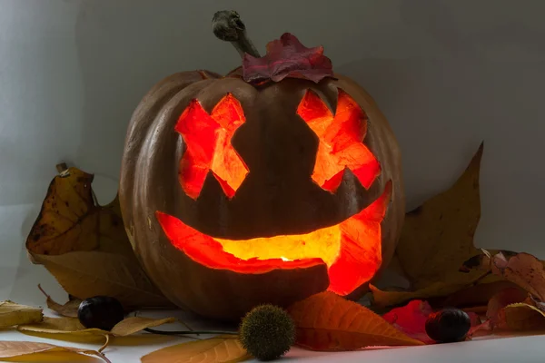 Cadılar Bayramı korkutucu yüz balkabağı beyaz arka plan üzerinde