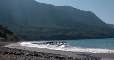 Yaz günü iskele ile deniz sahil şeridi, dalgaların görünümü
