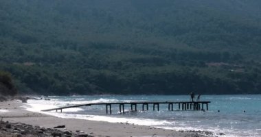 Yaz günü iskele ile deniz sahil şeridi, dalgaların görünümü