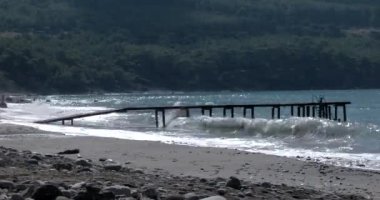 Yaz günü iskele ile deniz sahil şeridi, dalgaların görünümü