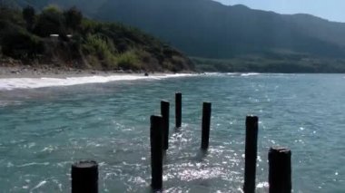Eski iskele ve dalgalar deniz sahil şeridi, iskelet