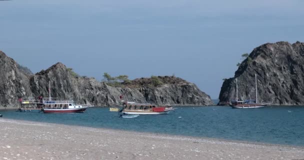 時間の経過で岩が多い海岸の近くの漁師船 — ストック動画