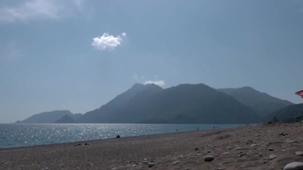 Pescador y una pareja Descanso en una línea de costa del mar Time Lapse — Vídeos de Stock