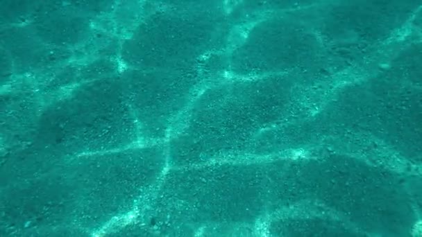 Морська поверхня з під водою в повільному русі — стокове відео