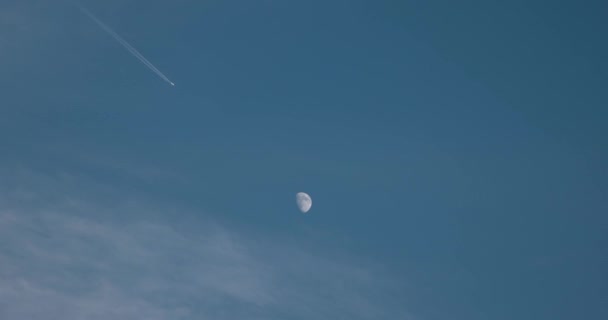 Moon karşılaşma Jet uçak geçen yakıt iz mavi gökyüzü uçak Fligh karşı — Stok video