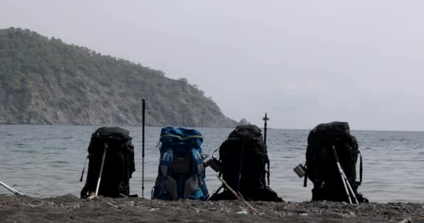 Cuatro mochilas en la playa de verano — Vídeo de stock