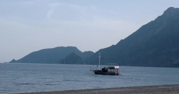 Navega en el Mar Azul en un día soleado sobre un fondo de montañas en el mar Adriático . — Vídeo de stock