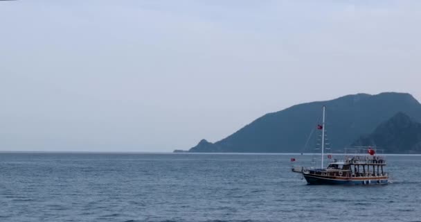 Navire navigue sur la mer Bleue à la journée ensoleillée sur un fond de montagnes dans la mer Adriatique . — Video
