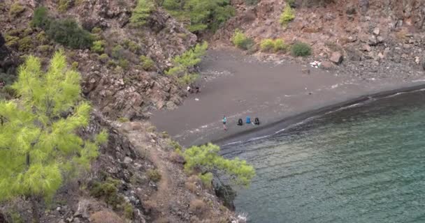 Praia selvagem pequena com turistas de cima — Vídeo de Stock