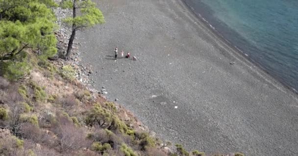 Vue d'une petite baie sauvage avec une plage avec des gens d'en haut 