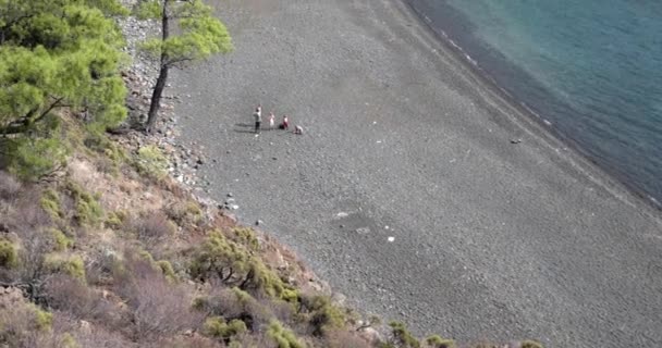 Вид на маленький дикий залив с пляжем, где живут люди из Абове — стоковое видео