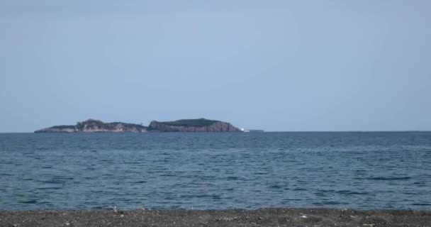 Buque e islas de transporte de carga en el horizonte marítimo — Vídeos de Stock