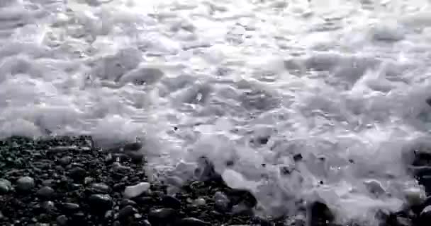 Onde Rolling in su una linea di costa di ciottoli con ascolto e scintillante superficie del mare — Video Stock